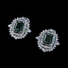 Серьги из комбинированного золота с и изумрудами и бриллиантами