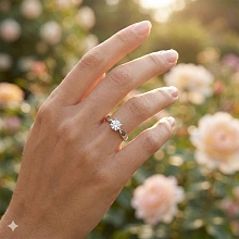 Помолвочное кольцо из белого золота с бриллиантом