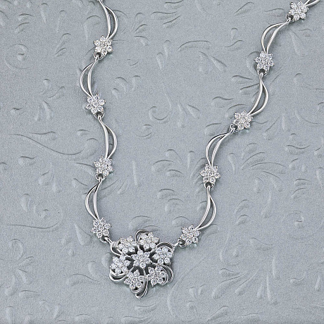 Колье из белого золота с бриллиантами