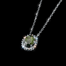 Подвеска из комбинированного золота с и хромдиопсидом и бриллиантами