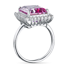 Классическое кольцо из белого золота с бриллиантами и топазом