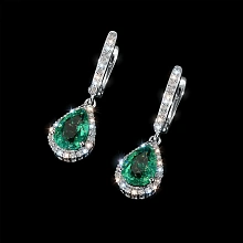 Серьги из комбинированного золота с и изумрудами и бриллиантами