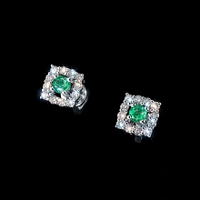 Пусеты из серебра с и изумрудами и бриллиантами