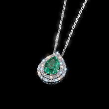 Подвеска из комбинированного золота с и изумрудом и бриллиантами